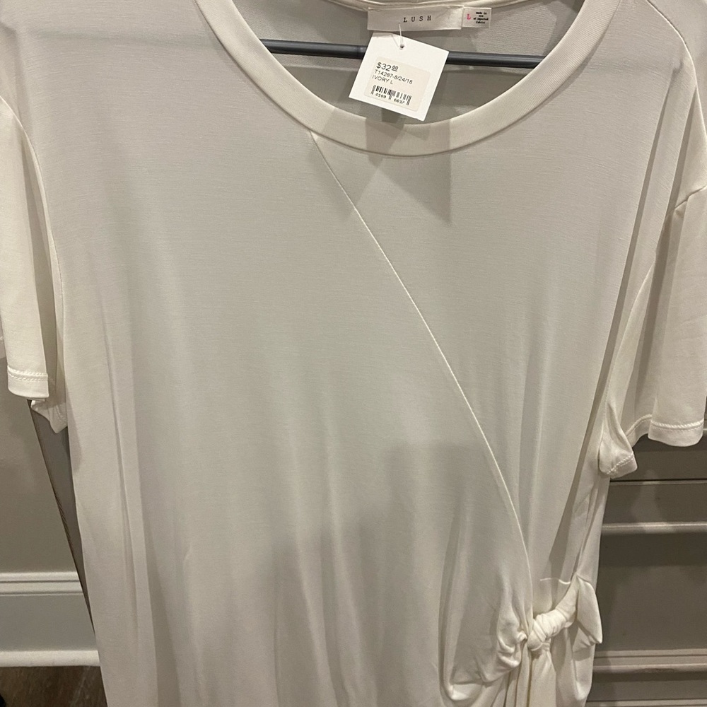Soft ivory colored tshirt with knot